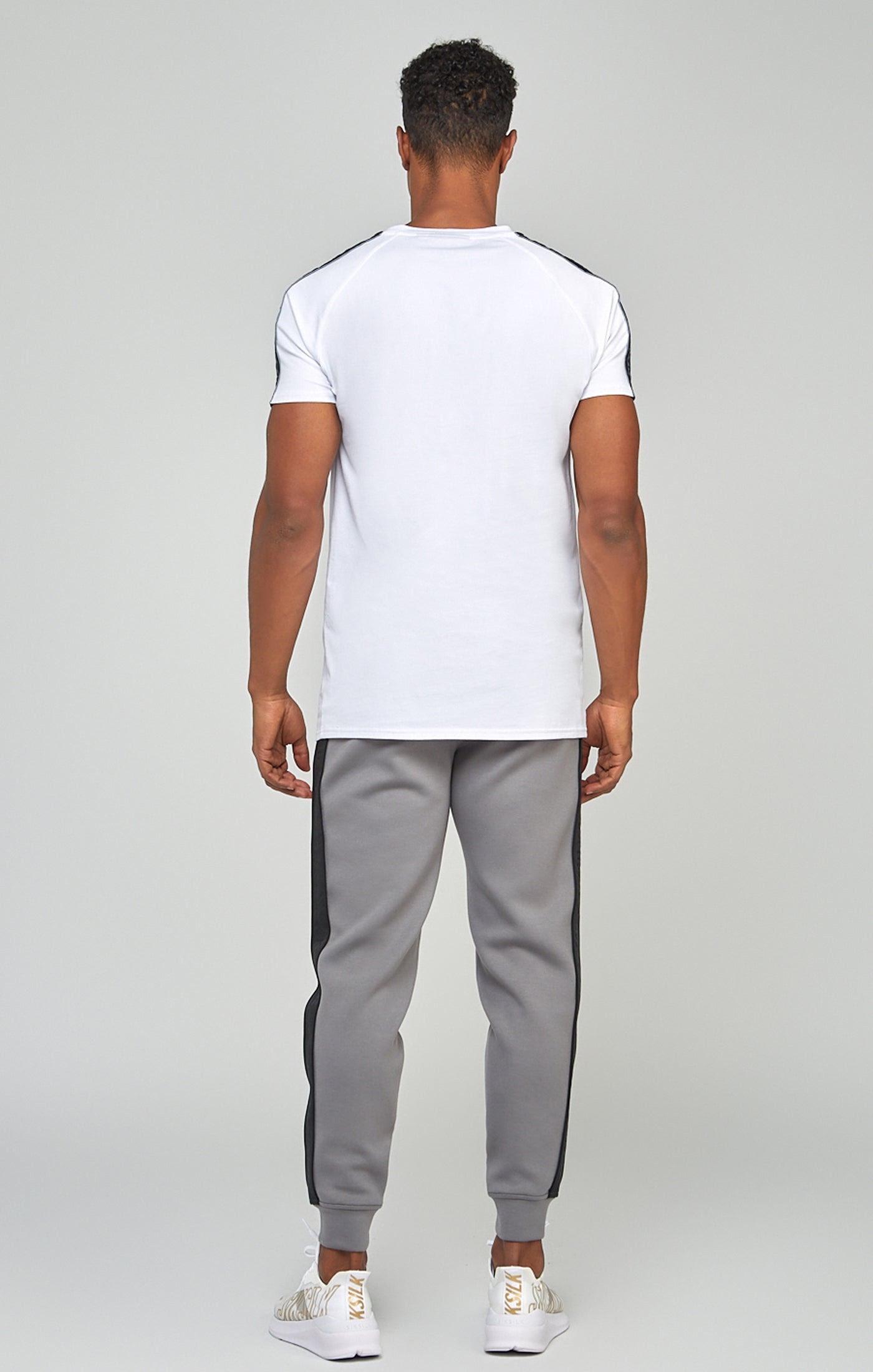 Charger l&#39;image dans la galerie, T-shirt blanc manches raglan coupe ajustée (4)