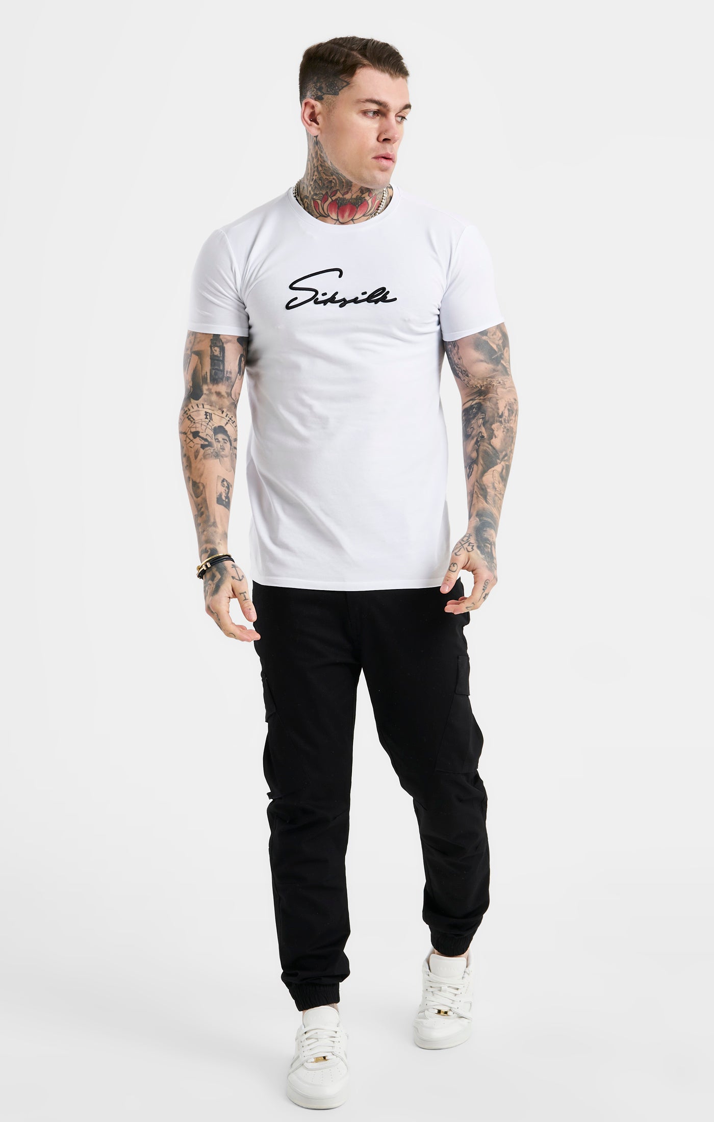 Charger l&#39;image dans la galerie, White Script Embroidery Muscle Fit T-Shirt (2)