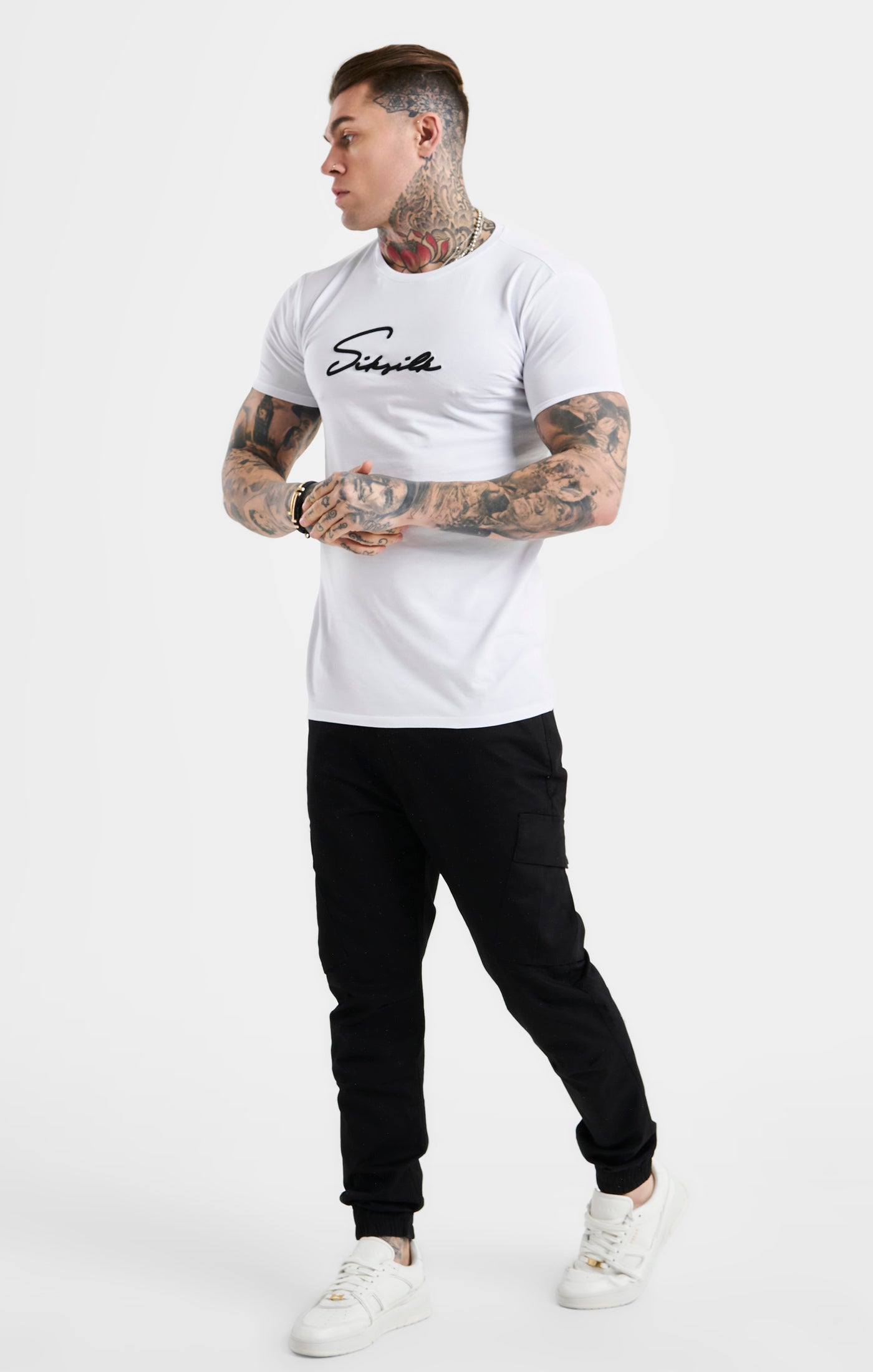 Charger l&#39;image dans la galerie, White Script Embroidery Muscle Fit T-Shirt (3)