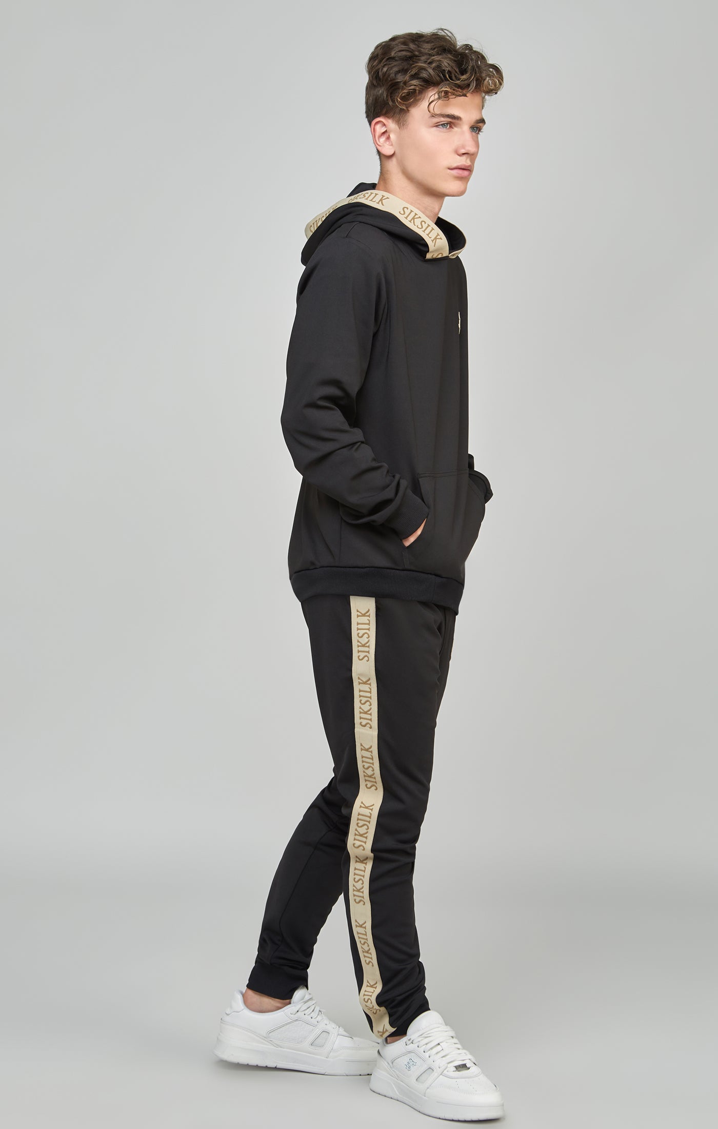 Charger l&#39;image dans la galerie, Pantalon de jogging noir à bandes coupe ajustée pour garçon (2)