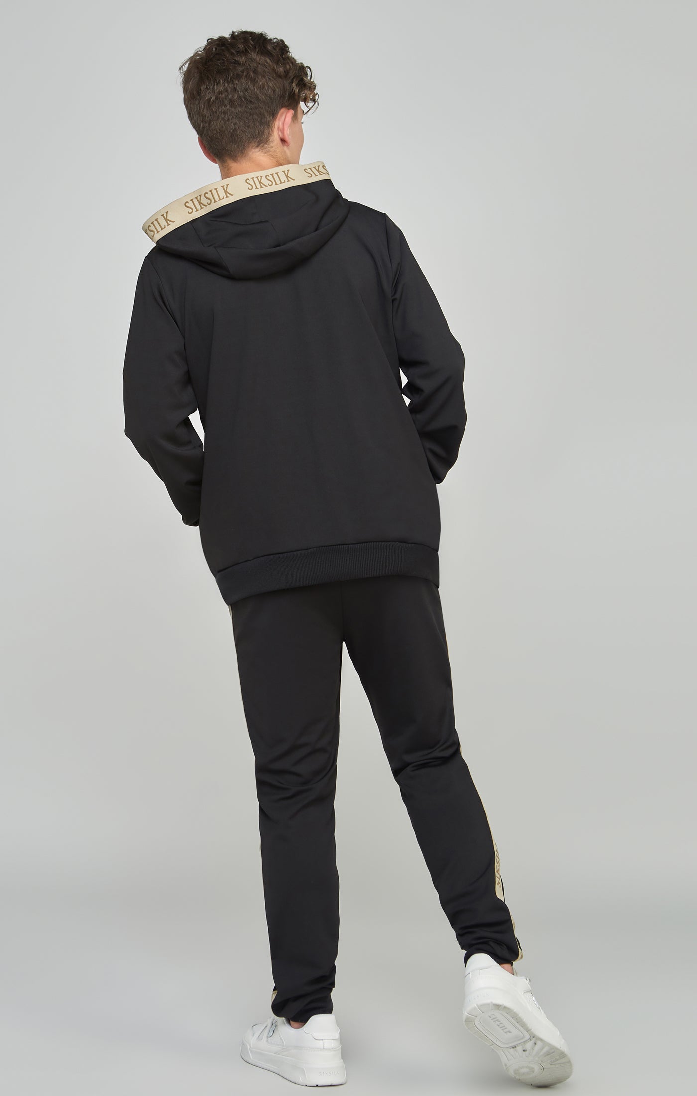 Charger l&#39;image dans la galerie, Pantalon de jogging noir à bandes coupe ajustée pour garçon (4)